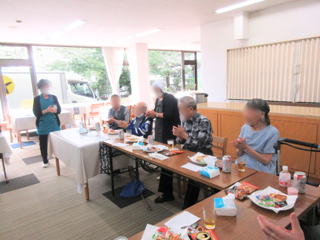 カルム桃山台 吹田市 大阪 老人ホーム 介護施設 高齢者施設 父の日 家族 行事 202507-1