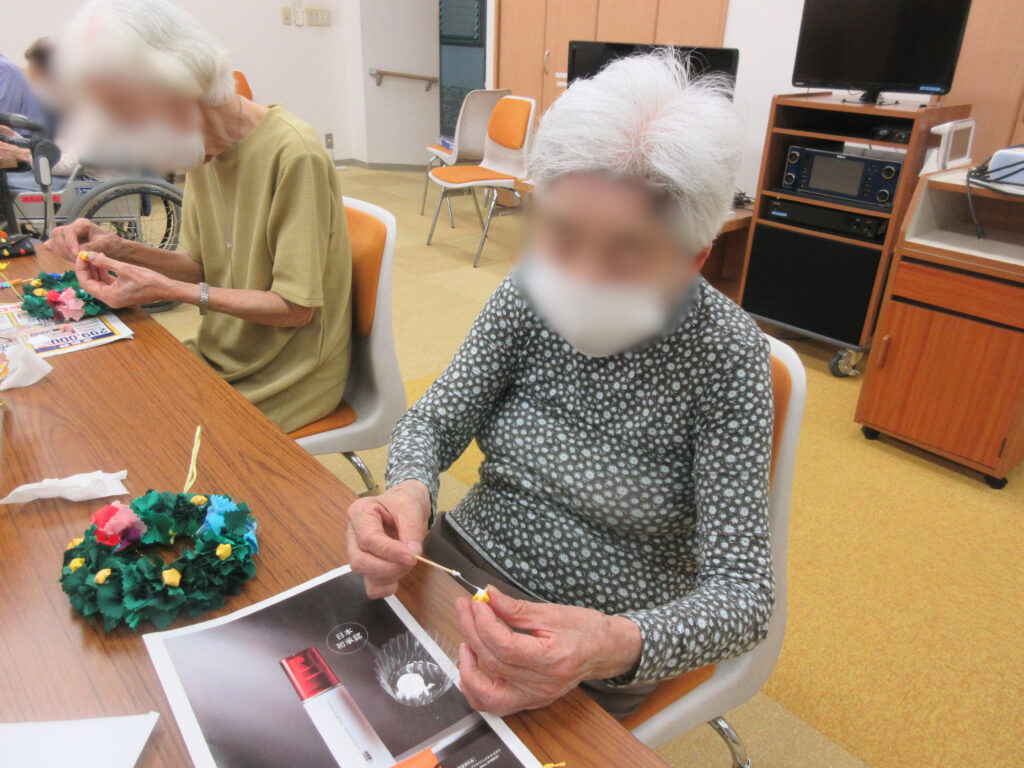 レクリエーション ハンドメイドリース作り 七夕 カルム桃山台 大阪 介護付き有料老人ホーム 老人ホーム 202507-4