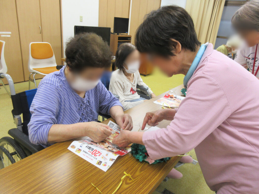 レクリエーション ハンドメイドリース作り 七夕 カルム桃山台 大阪 介護付き有料老人ホーム 老人ホーム 202507-3