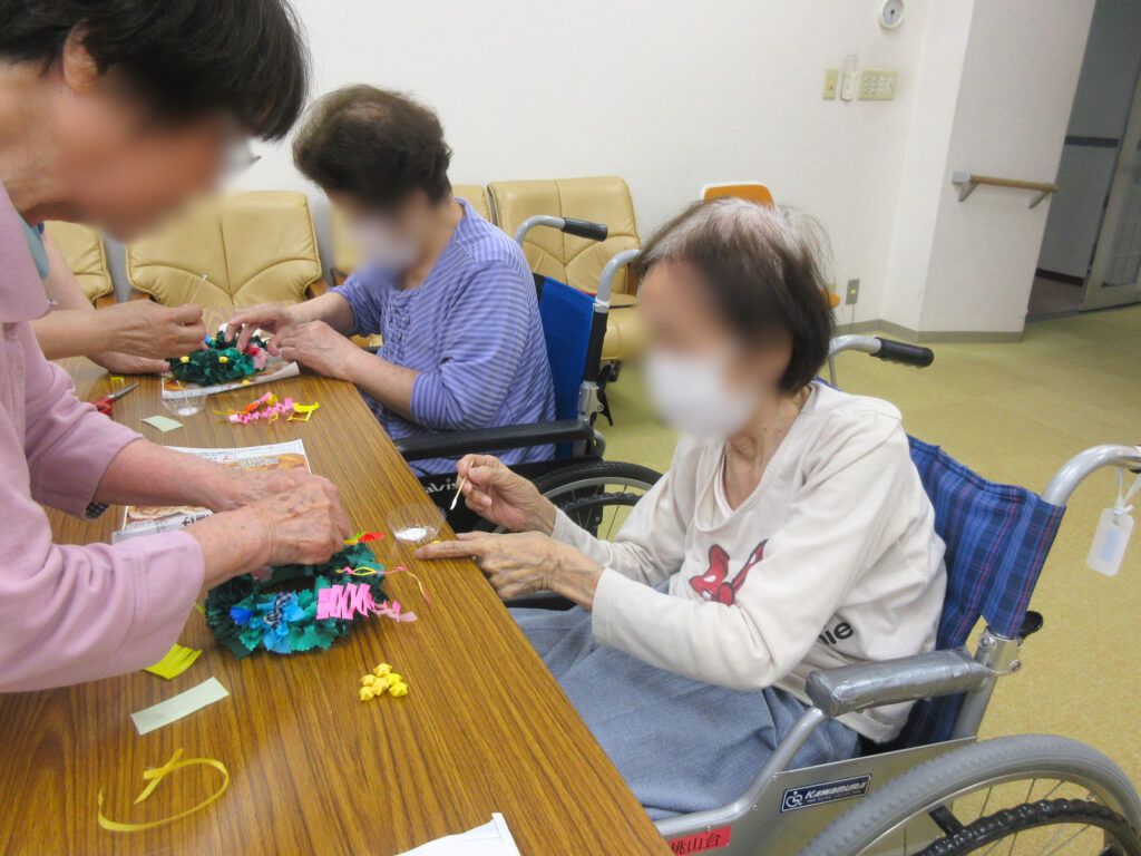 レクリエーション ハンドメイドリース作り 七夕 カルム桃山台 大阪 介護付き有料老人ホーム 老人ホーム 202507-1