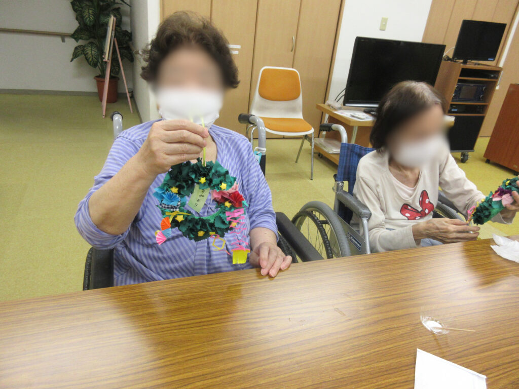 レクリエーション ハンドメイドリース作り 七夕 カルム桃山台 大阪 介護付き有料老人ホーム 老人ホーム 202507-7