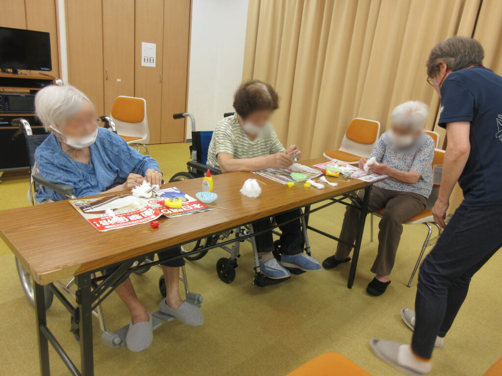 ハンドメイド レク キーホルダー 工作 大阪 老人ホーム 介護施設 介護付き有料老人ホーム カルム桃山台 吹田市 202508-1