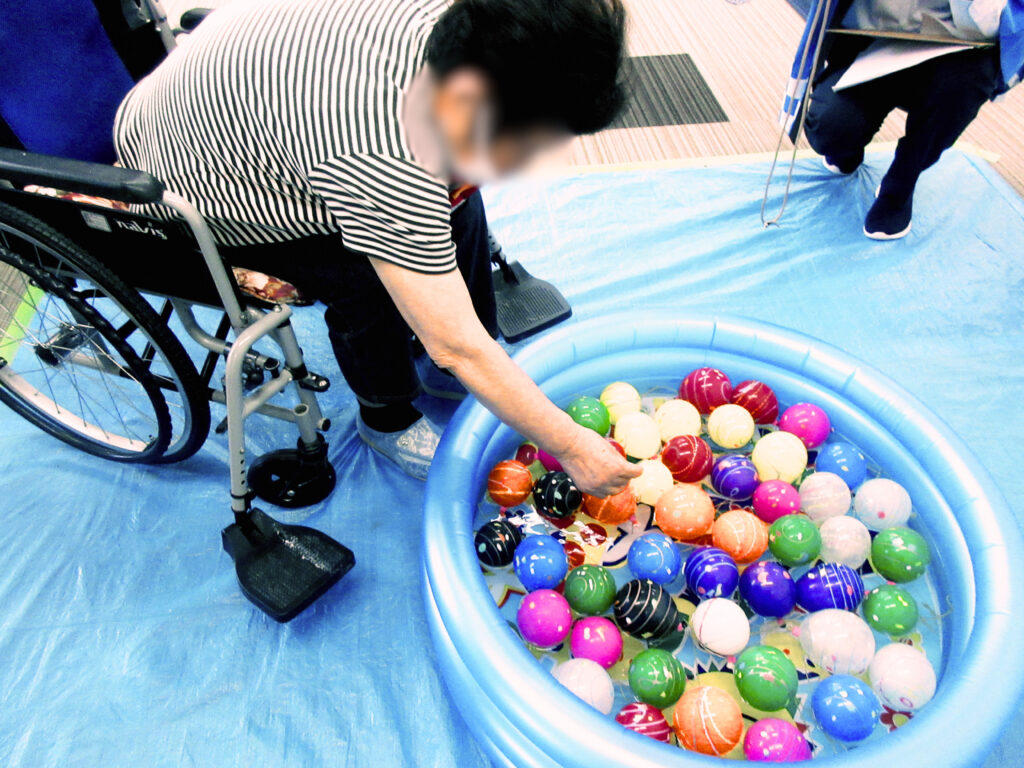 夏祭り 輪投げ ヨーヨー釣り スイカ割り 老人ホーム 介護施設介護付き有料老人ホーム カルム桃山台 大阪 吹田市 202508-1
