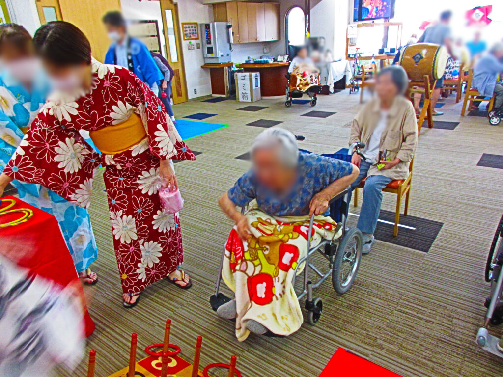 夏祭り 輪投げ ヨーヨー釣り スイカ割り 老人ホーム 介護施設介護付き有料老人ホーム カルム桃山台 大阪 吹田市 202508-2