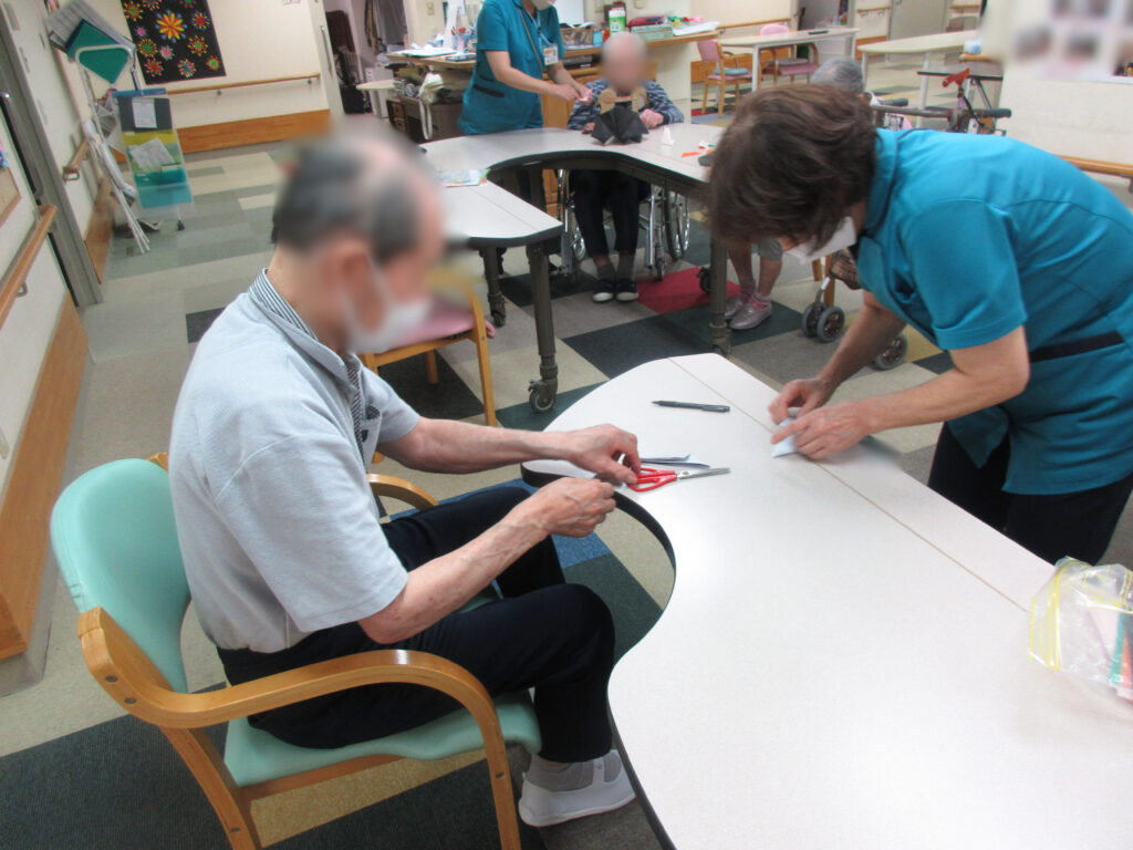 折り紙　レクリエーション　大阪　介護施設　老人ホーム　カルム桃山台　吹田市　202508-4