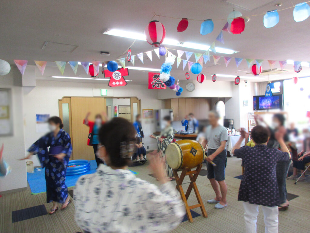 夏祭り 輪投げ ヨーヨー釣り スイカ割り 老人ホーム 介護施設介護付き有料老人ホーム カルム桃山台 大阪 吹田市 202508-5