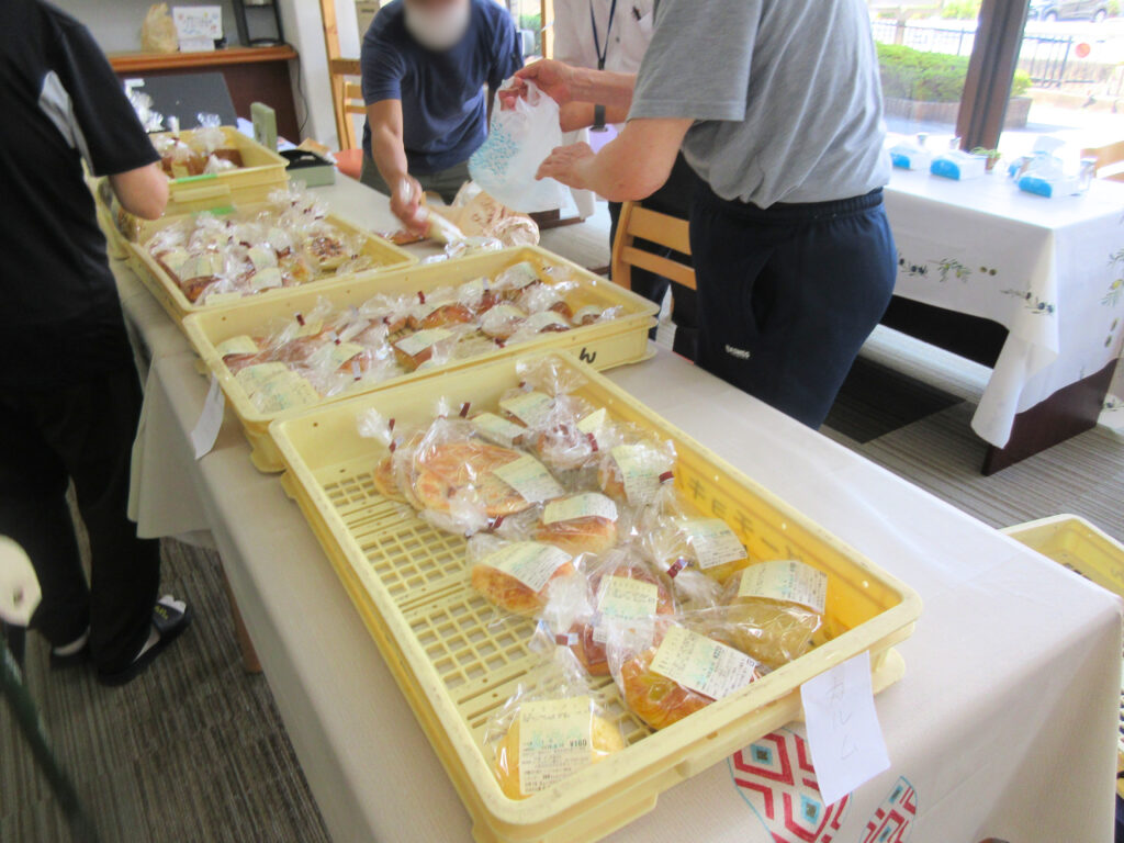 移動販売　パン　イベント　大阪　老人ホーム　介護付き有料老人ホーム　カルム桃山台　202509-2