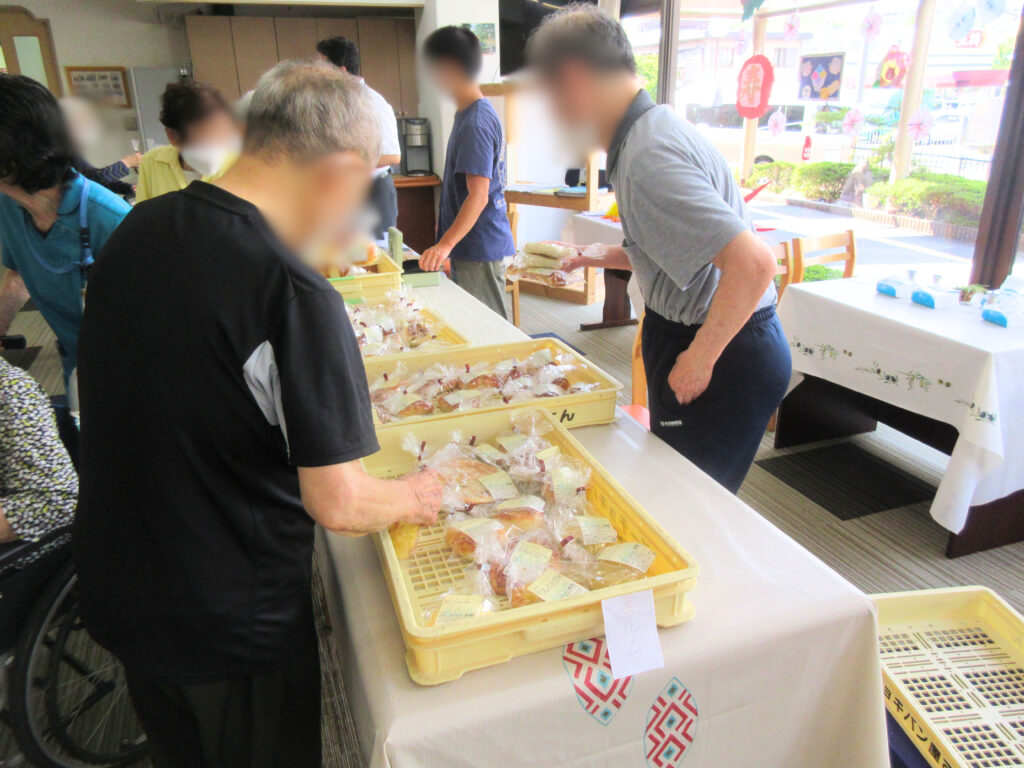 移動販売　パン　イベント　大阪　老人ホーム　介護付き有料老人ホーム　カルム桃山台　202509-1