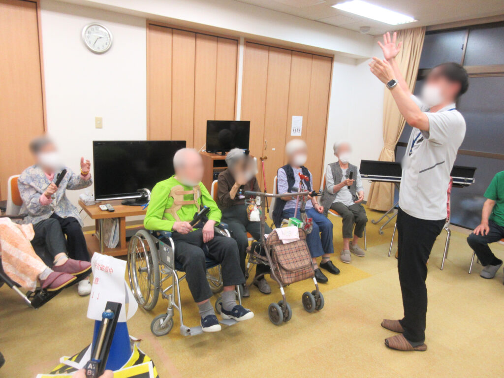 トーンチャイム　音楽レク　カルム桃山台　大阪　吹田　老人ホーム　介護施設　202509-7