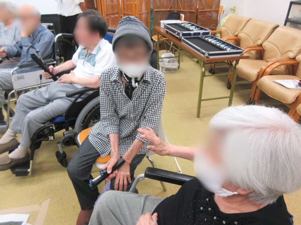 トーンチャイム　音楽レク　カルム桃山台　大阪　吹田　老人ホーム　介護施設　202509-1