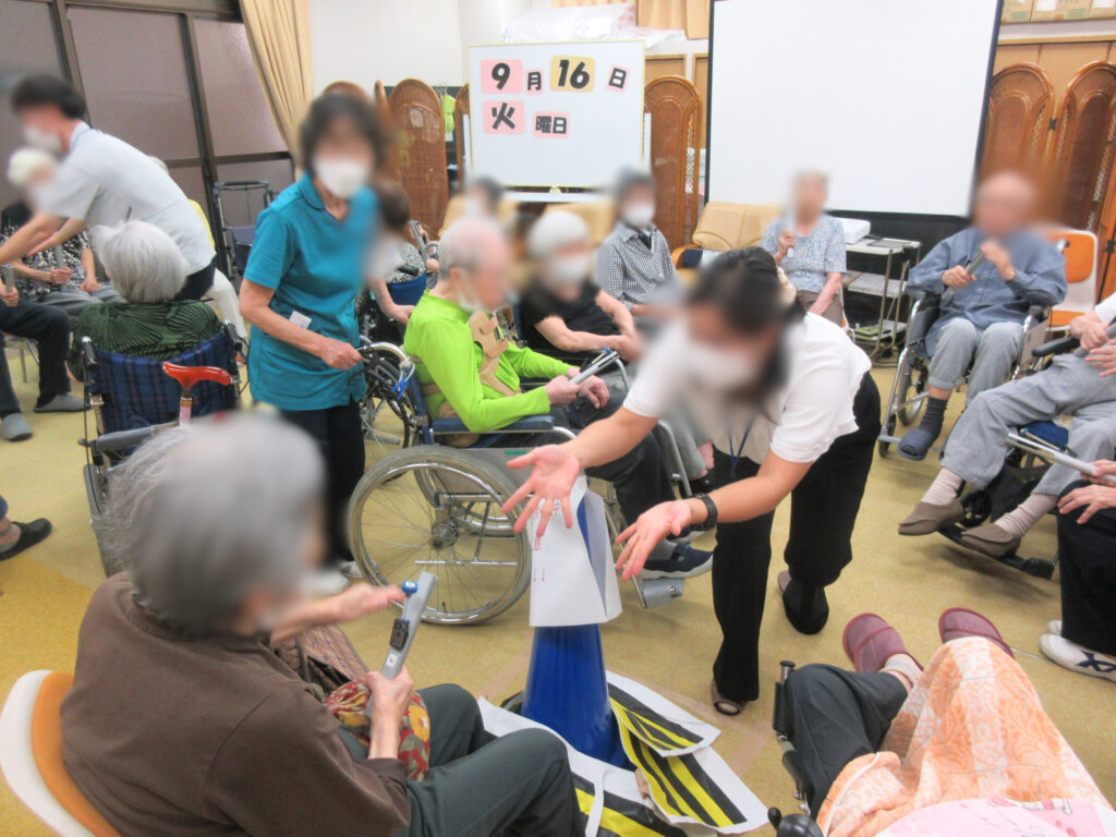 トーンチャイム　音楽レク　カルム桃山台　大阪　吹田　老人ホーム　介護施設　202509-5