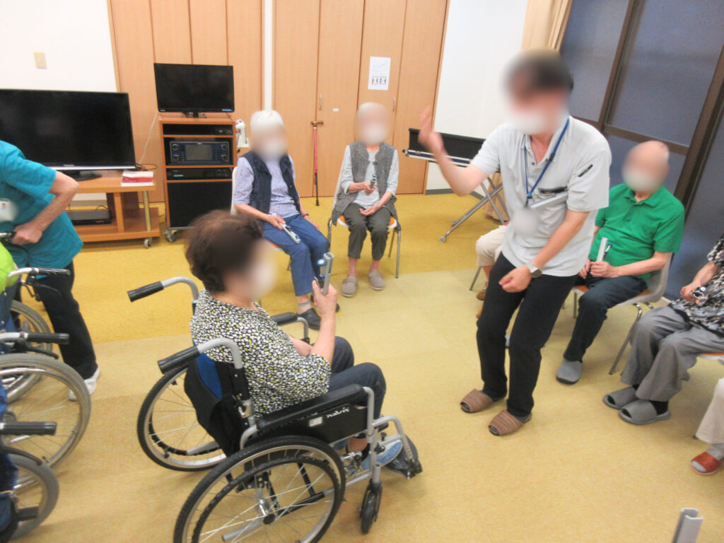 トーンチャイム　音楽レク　カルム桃山台　大阪　吹田　老人ホーム　介護施設　202509-4
