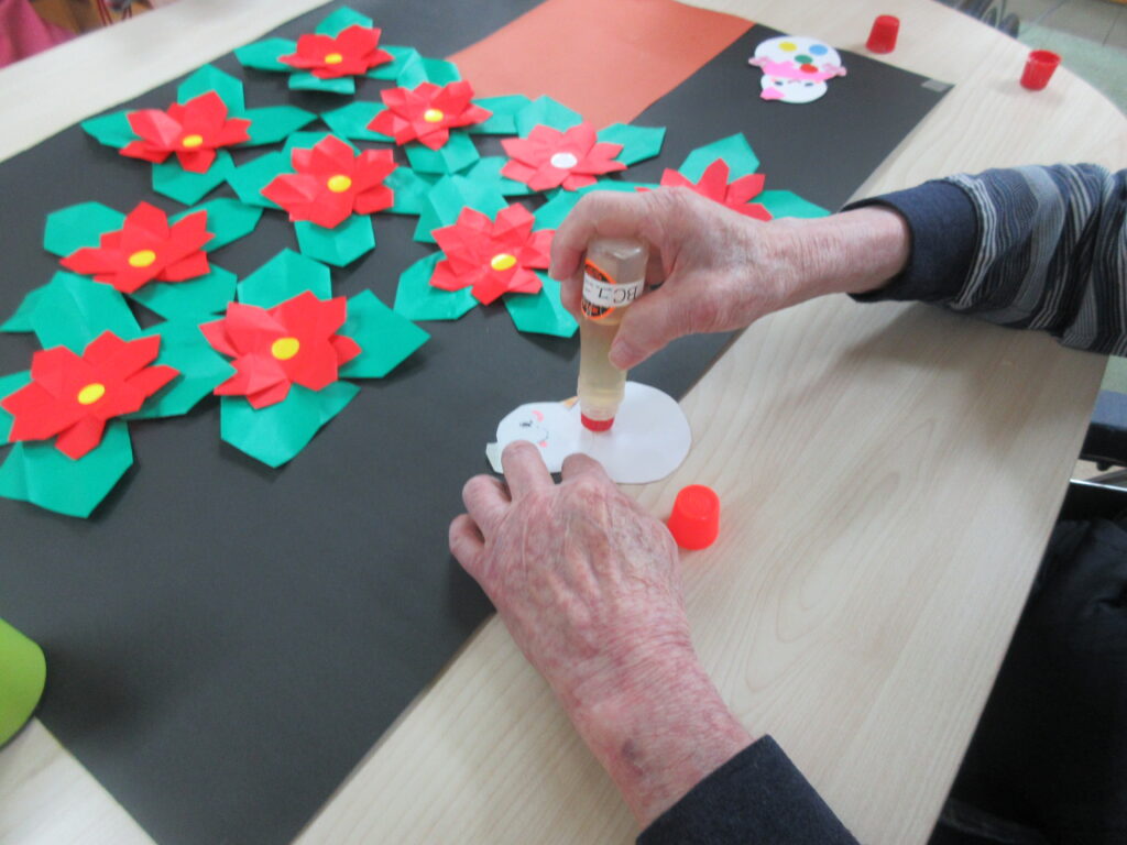 大阪　老人ホーム　介護施設　クリスマスツリー作り　カルム桃山台　202512-4