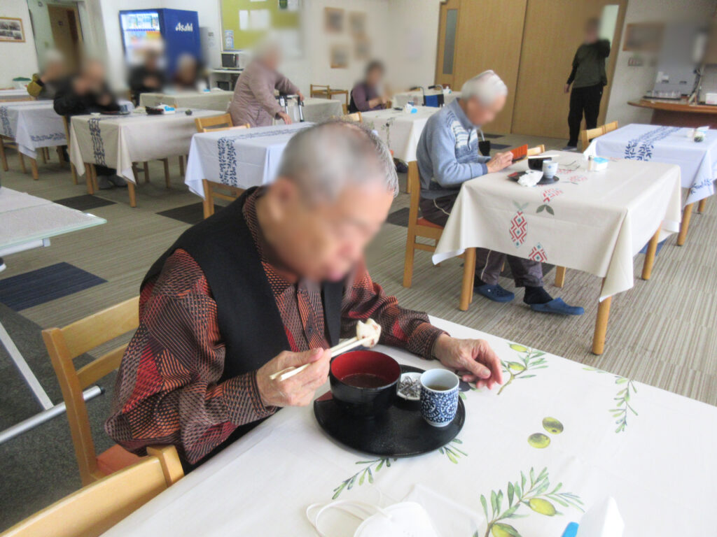 介護施設で鏡開き　大阪　老人ホーム　カルム桃山台 202601-3