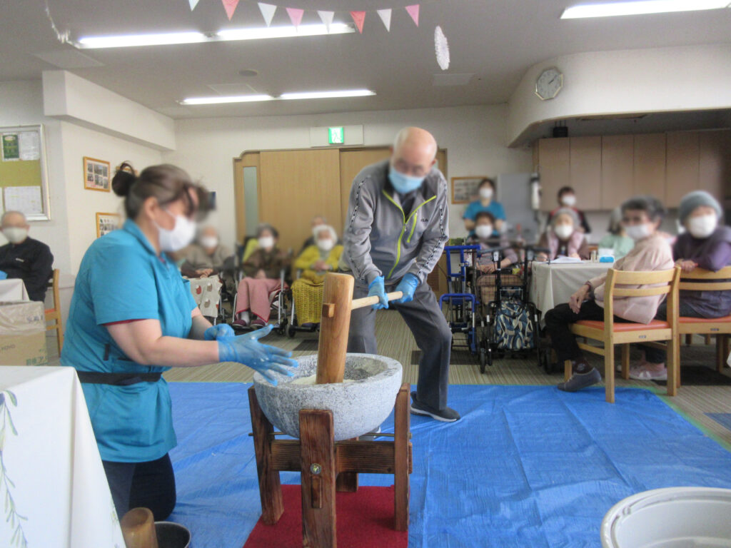 介護施設で餅つき大会　大阪　介護施設　老人ホーム　カルム桃山台　202601-3