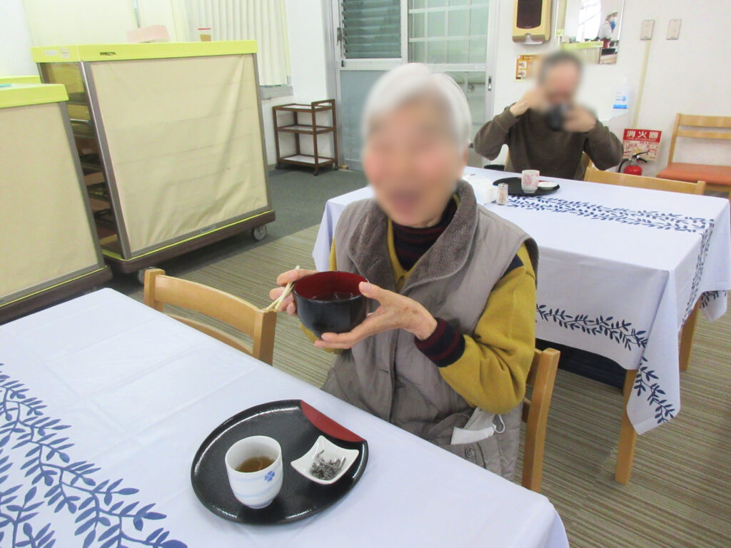 介護施設で鏡開き　大阪　老人ホーム　カルム桃山台 202601-2