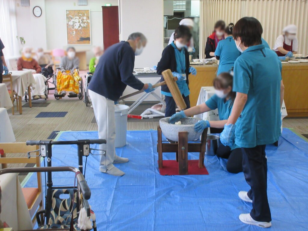 介護施設で餅つき大会　大阪　介護施設　老人ホーム　カルム桃山台　202601-4