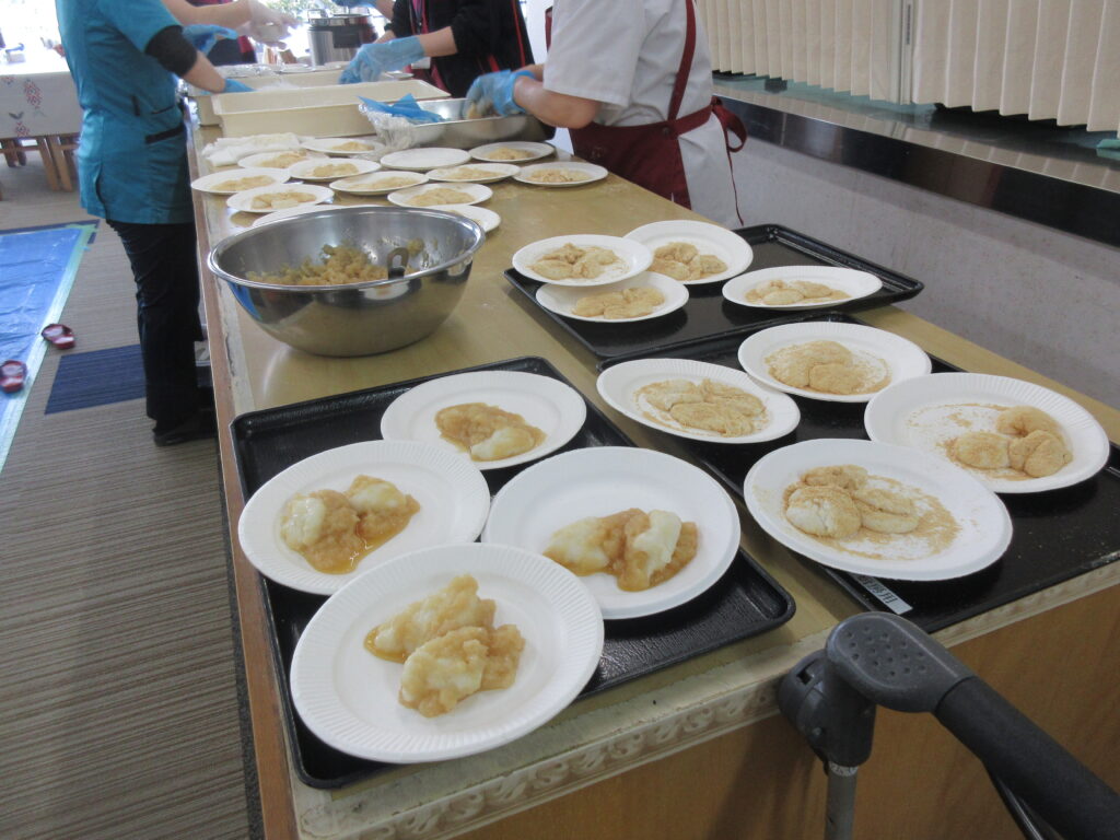 介護施設で餅つき大会　大阪　介護施設　老人ホーム　カルム桃山台　202601-6