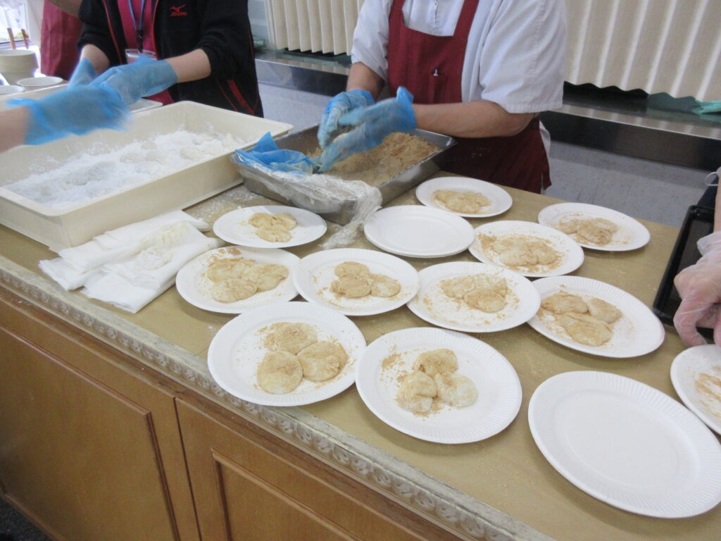 介護施設で餅つき大会　大阪　介護施設　老人ホーム　カルム桃山台　202601-5