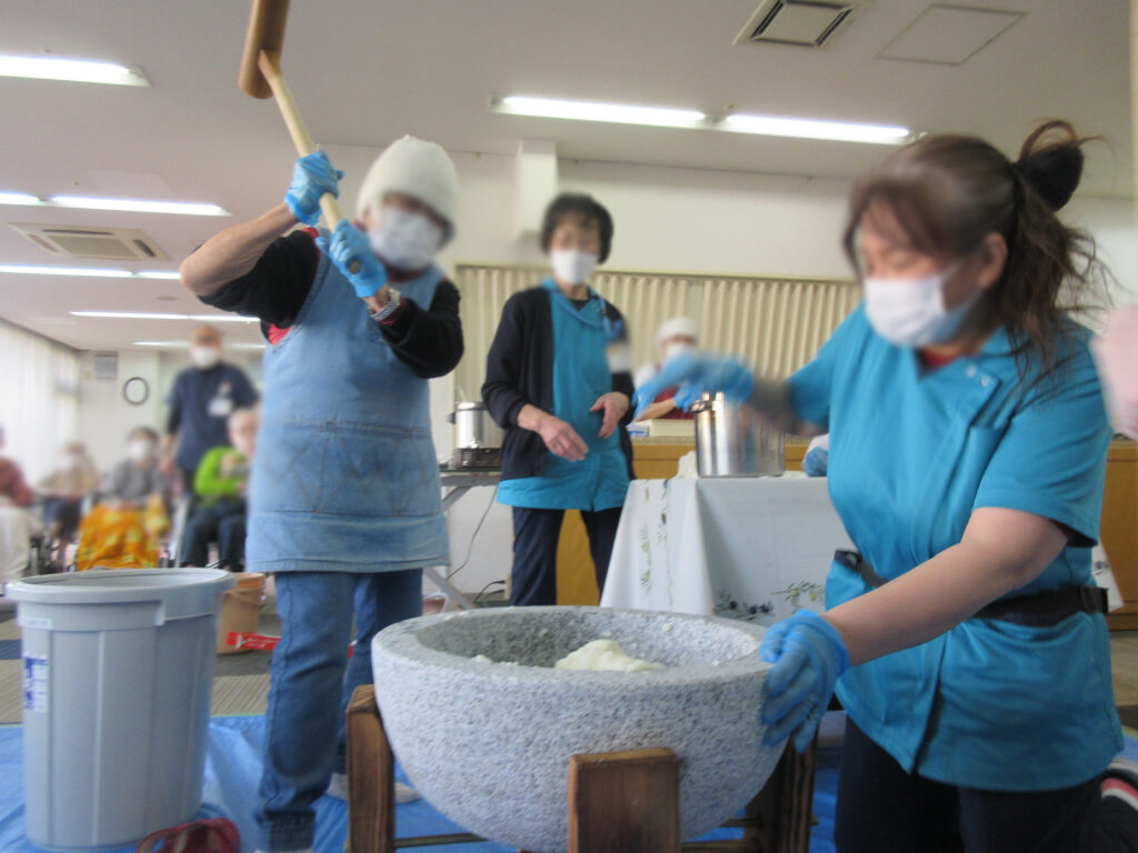 介護施設で餅つき大会　大阪　介護施設　老人ホーム　カルム桃山台　202601-2