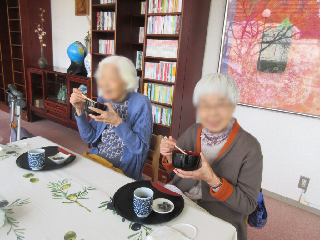 介護施設で鏡開き　大阪　老人ホーム　カルム桃山台 202601-1
