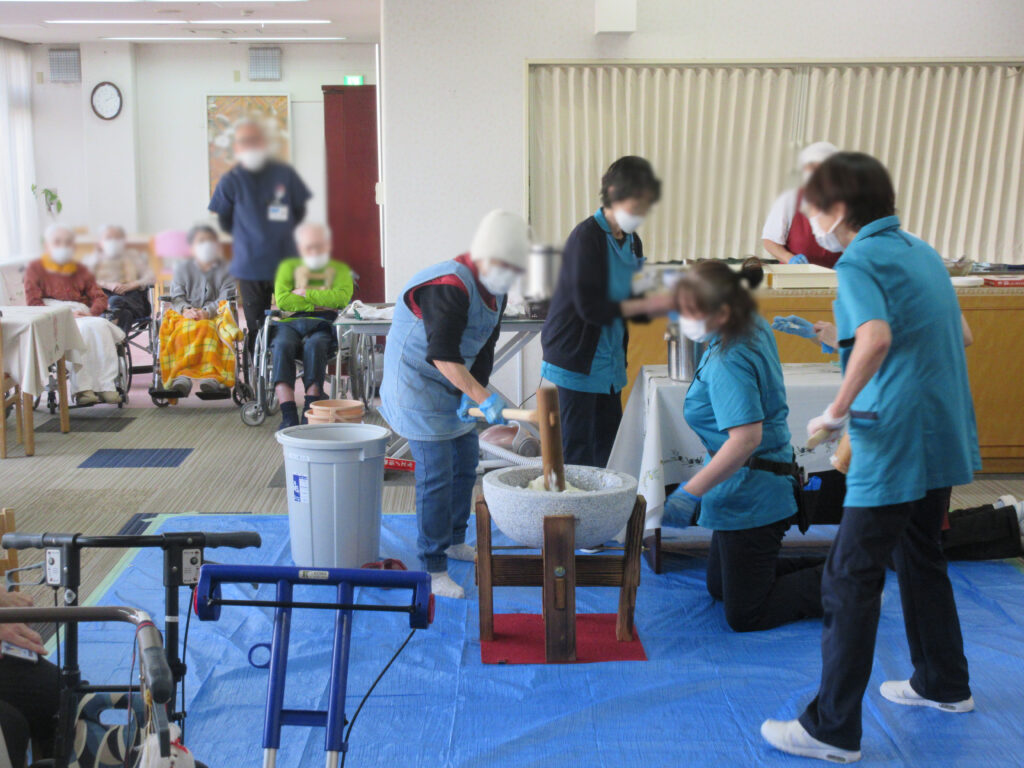 介護施設で餅つき大会　大阪　介護施設　老人ホーム　カルム桃山台　202601-1