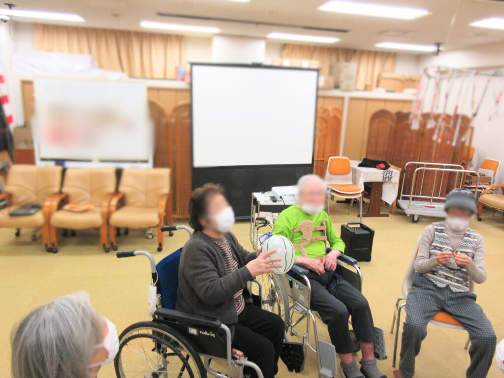 介護施設のレクリエーション　風船バスケット　大阪　老人ホーム　カルム桃山台　202602-4