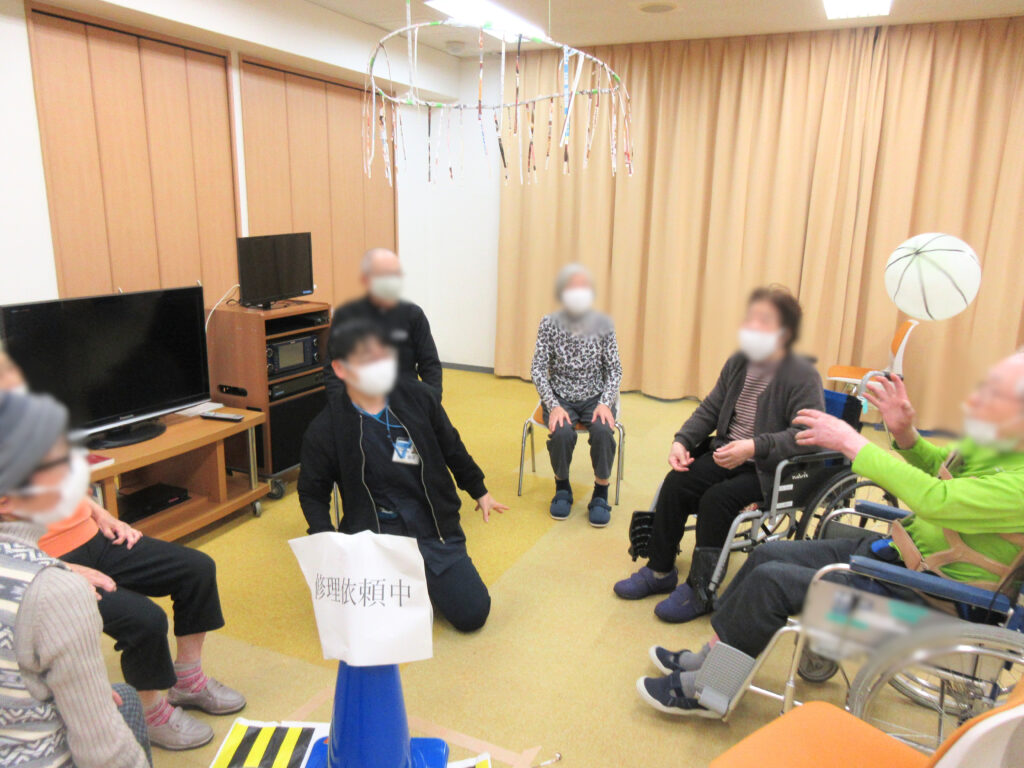 介護施設のレクリエーション　風船バスケット　大阪　老人ホーム　カルム桃山台　202602-1