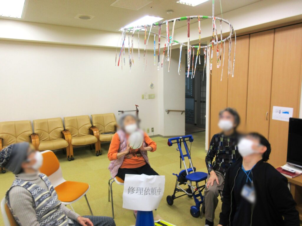 介護施設のレクリエーション　風船バスケット　大阪　老人ホーム　カルム桃山台　202602-2