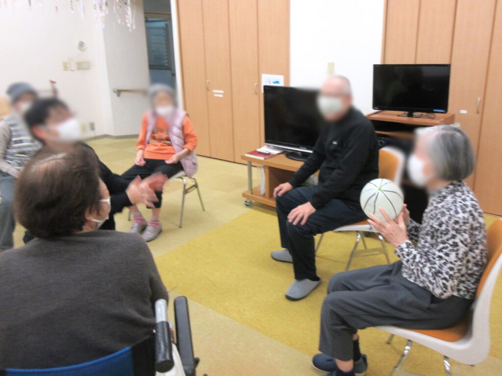 介護施設のレクリエーション　風船バスケット　大阪　老人ホーム　カルム桃山台　202602-3