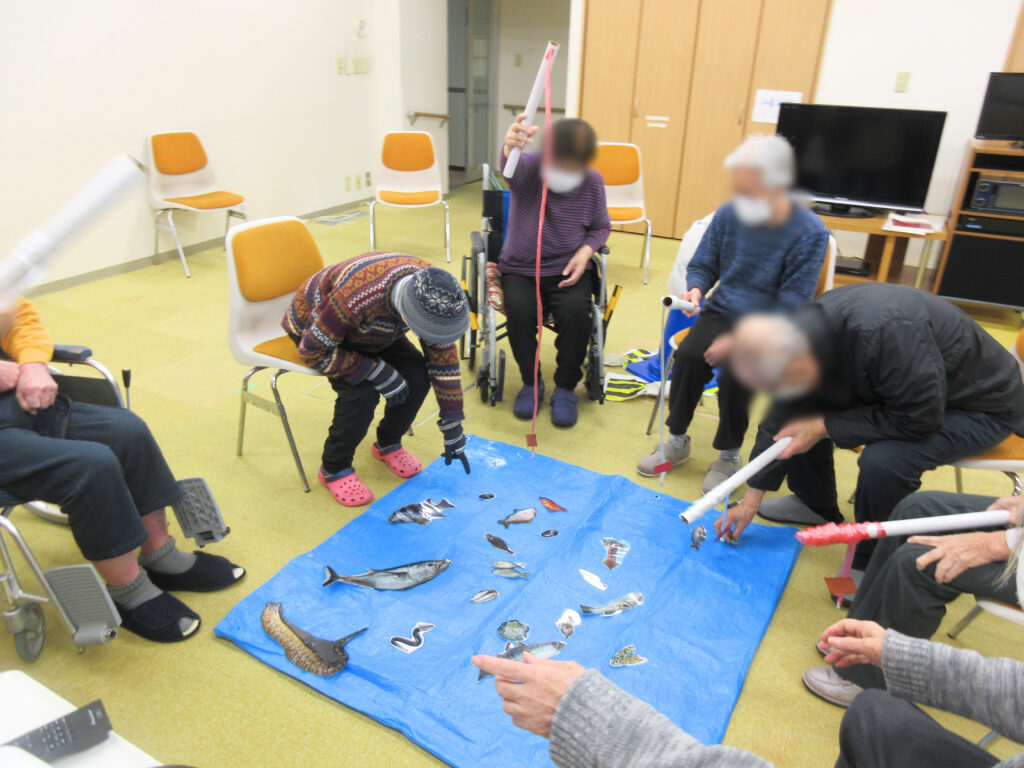 介護レクで魚釣り　大阪　吹田　介護施設　老人ホーム　カルム桃山台　202603-1