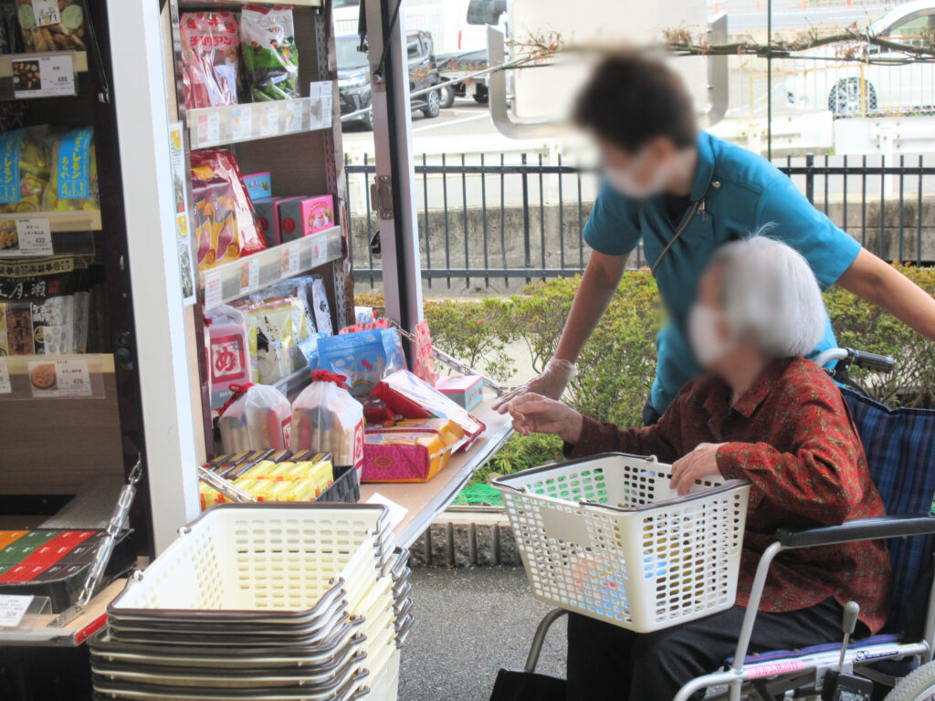 老人ホームの移動販売 阪急移動販売 大阪 介護施設 カルム桃山台 202604-2