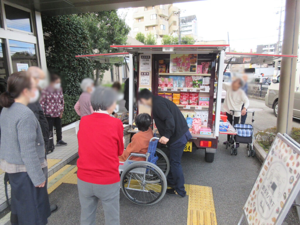 老人ホームの移動販売 阪急移動販売 大阪 介護施設 カルム桃山台 202604-1