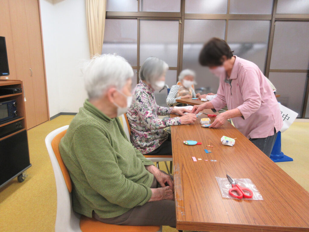 介護施設でこいのぼり作り　大阪　老人ホーム　カルム桃山台　202604-1