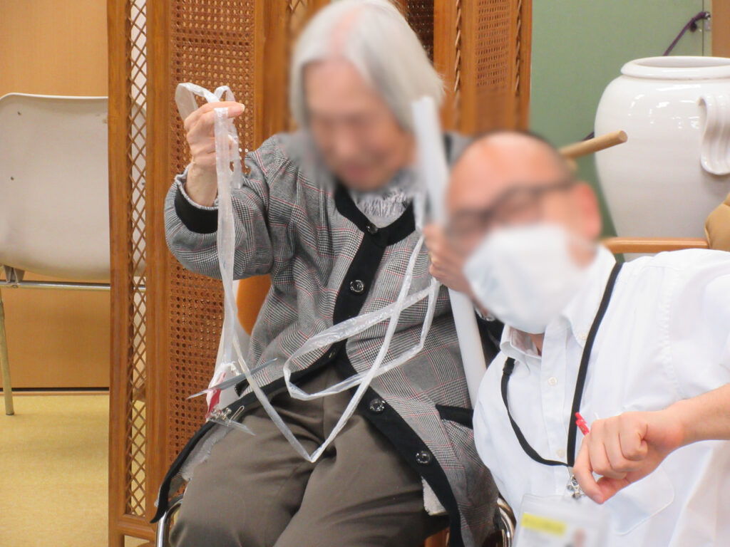 介護レクで魚釣り大会　大阪　介護施設　老人ホーム　カルム桃山台　202604-3