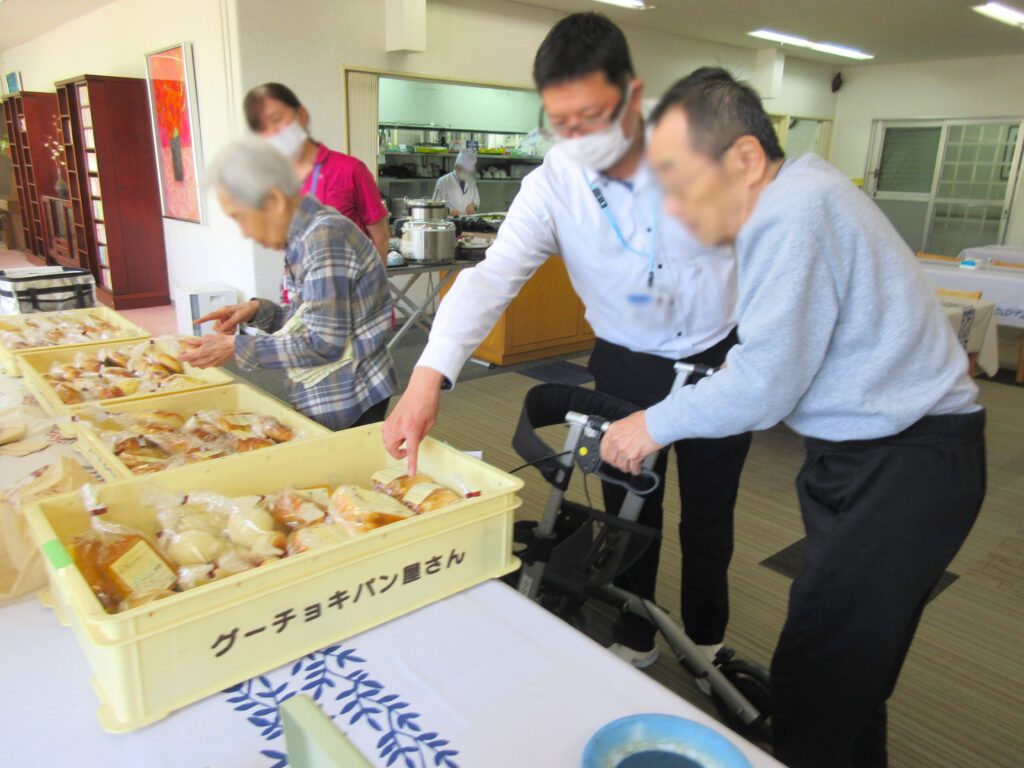 介護施設のパン移動販売イベント 大阪　老人ホーム　カルム桃山台　202605-3