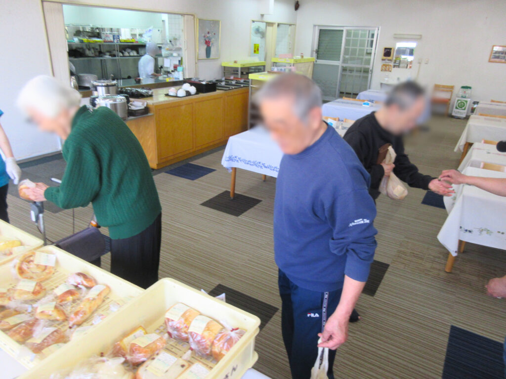介護施設のパン移動販売イベント 大阪　老人ホーム　カルム桃山台　202605-1