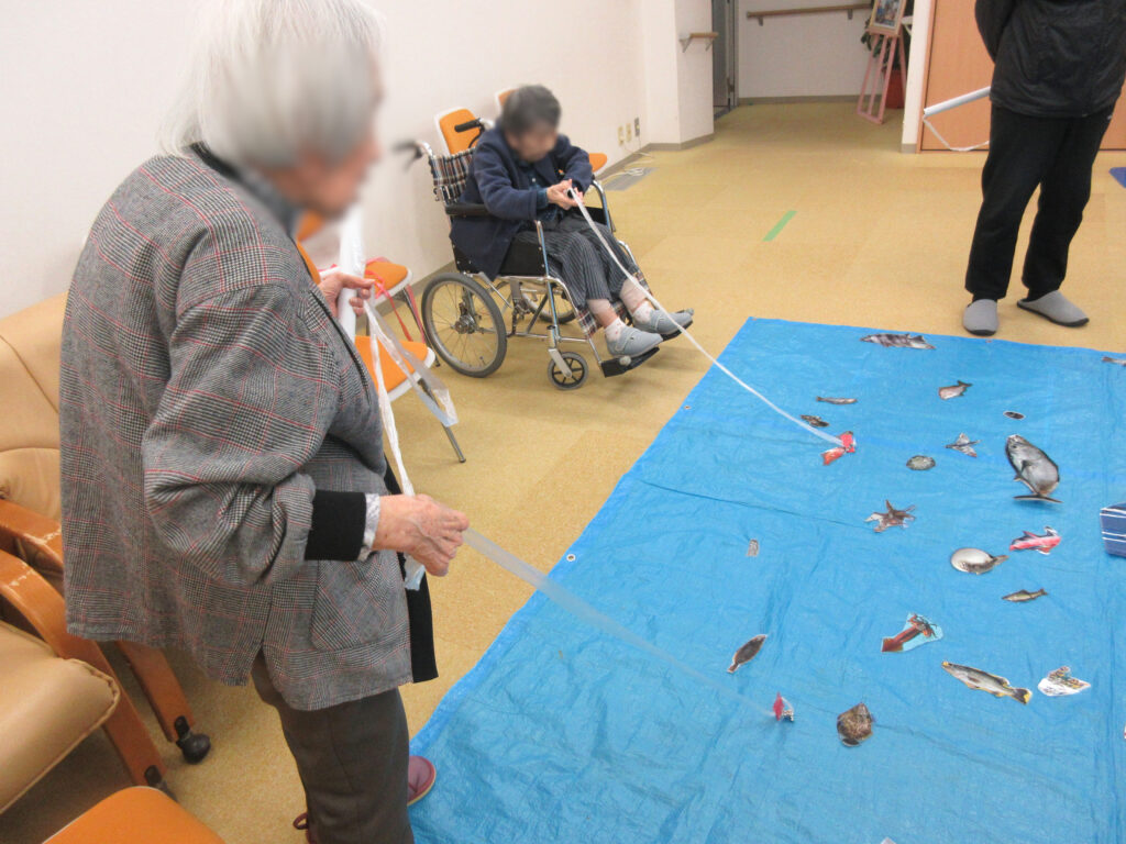 介護レクで魚釣り大会　大阪　介護施設　老人ホーム　カルム桃山台　202604-1