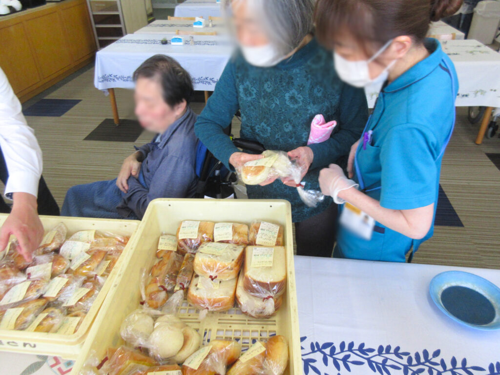 介護施設のパン移動販売イベント 大阪　老人ホーム　カルム桃山台　202605-4