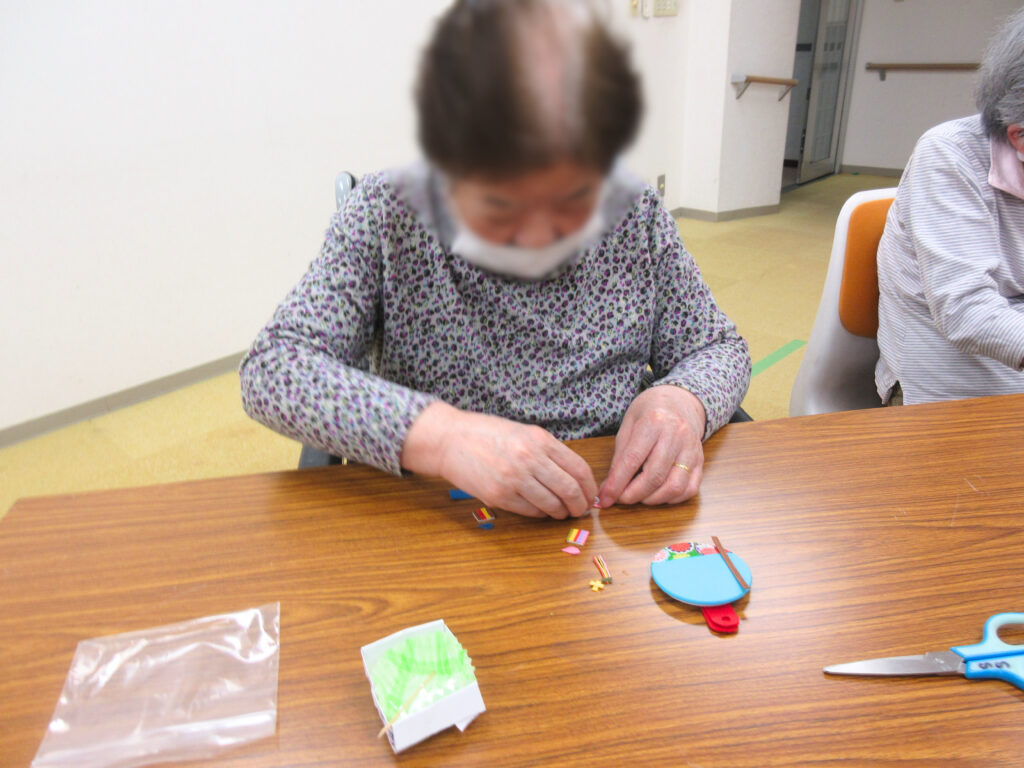 介護施設でこいのぼり作り　大阪　老人ホーム　カルム桃山台　202604-2