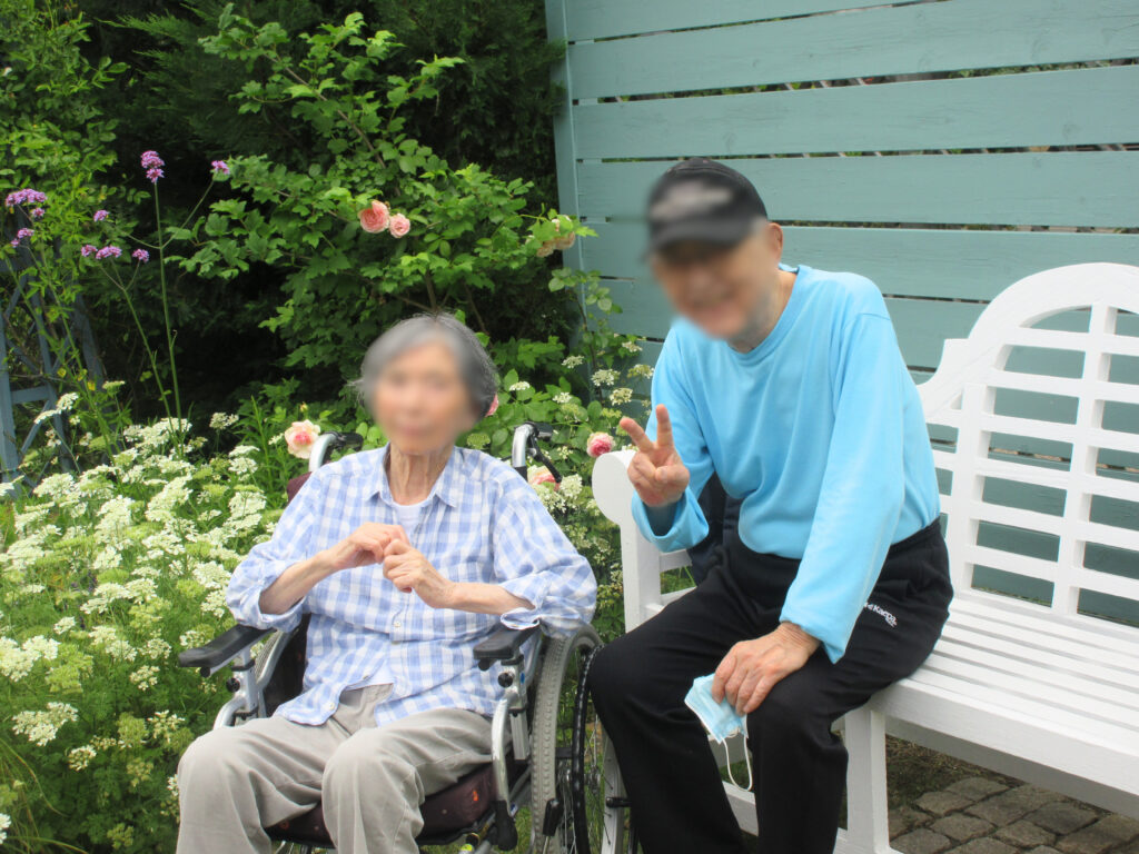 荒巻バラ園へ外出レク 介護施設 老人ホーム 大阪 吹田 カルム桃山台 202605-4