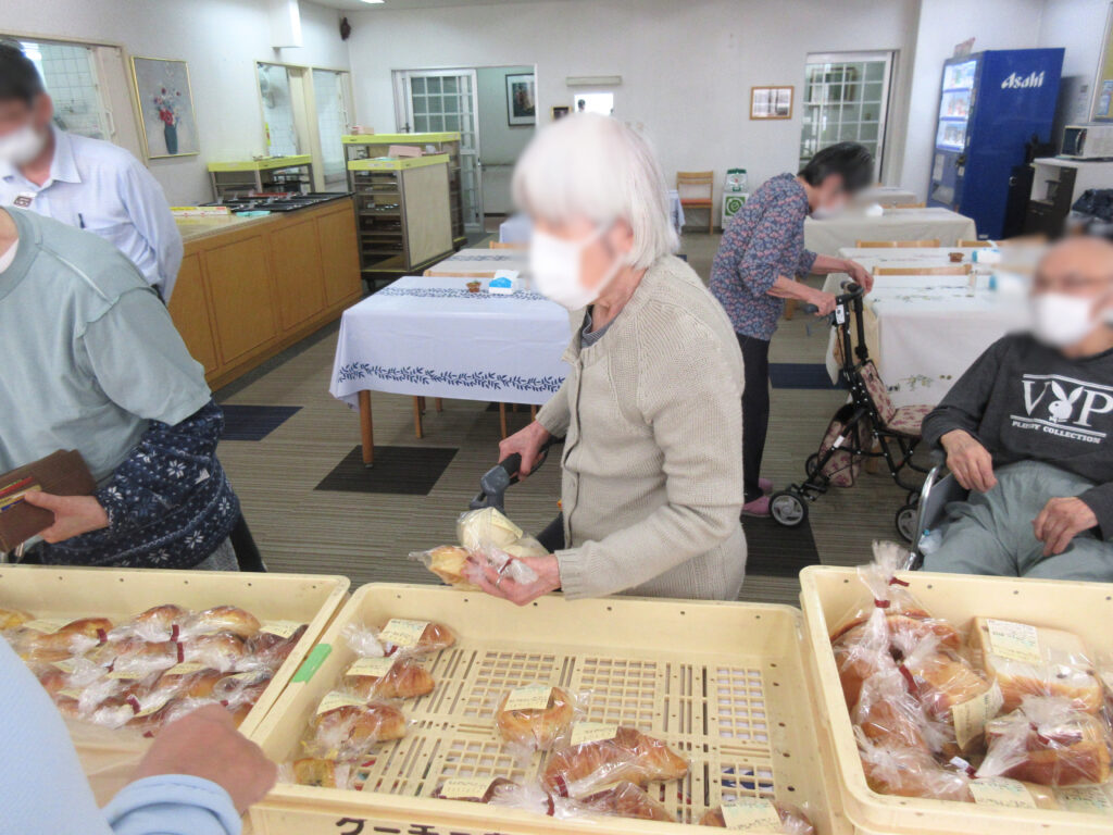 入居者様とアジサイ見学 大阪　老人ホーム　介護施設　202606-5