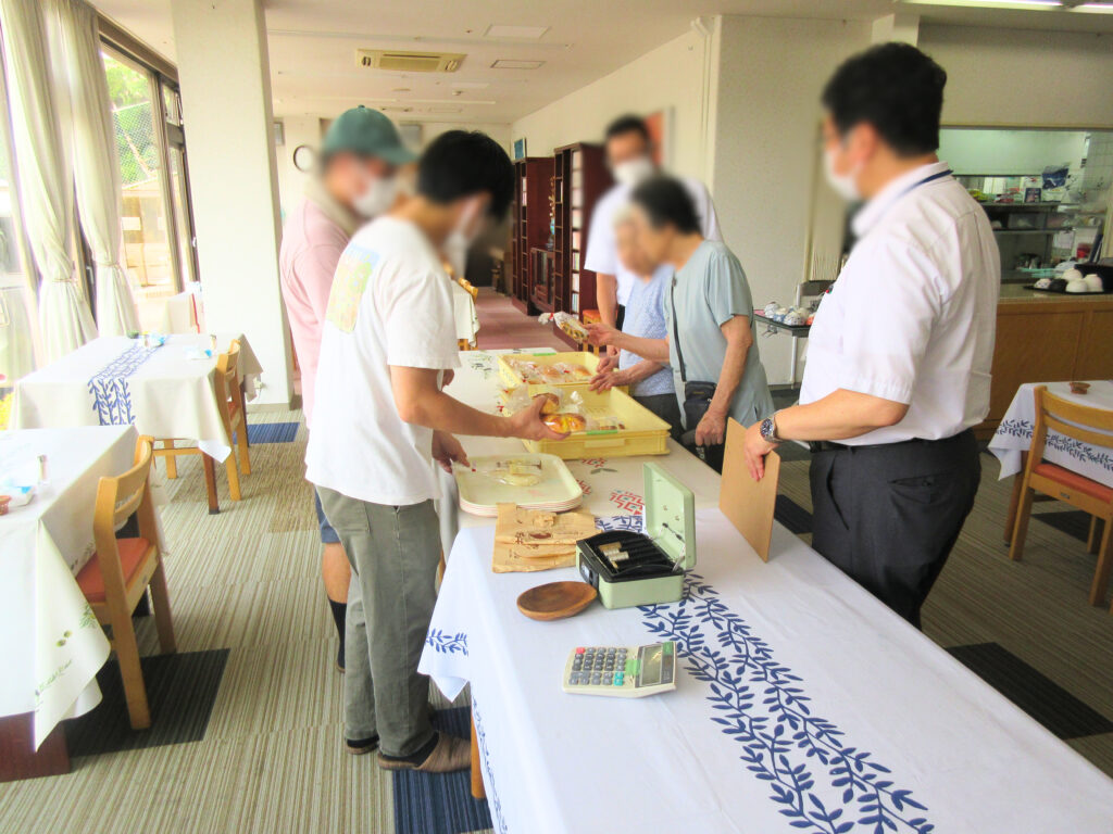 高齢者施設でパン移動販売イベント 大阪 老人ホーム カルム桃山台 202607-4