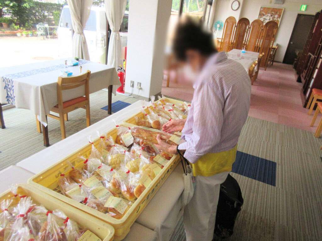 高齢者施設でパン移動販売イベント 大阪 老人ホーム カルム桃山台 202607-5
