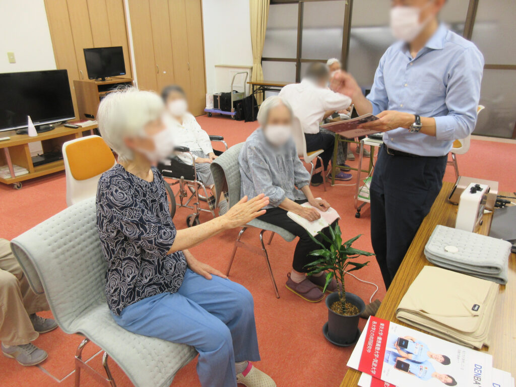 健康機器体験会と血流測定 DENBA JAPAN 大阪 老人ホーム カルム桃山台 202607-2