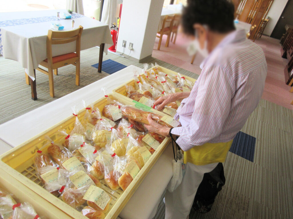 高齢者施設でパン移動販売イベント 大阪 老人ホーム カルム桃山台 202607-3