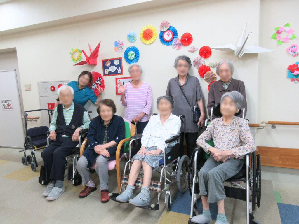高齢者施設で敬老の日 大阪　老人ホーム　カルム桃山台　202609-3
