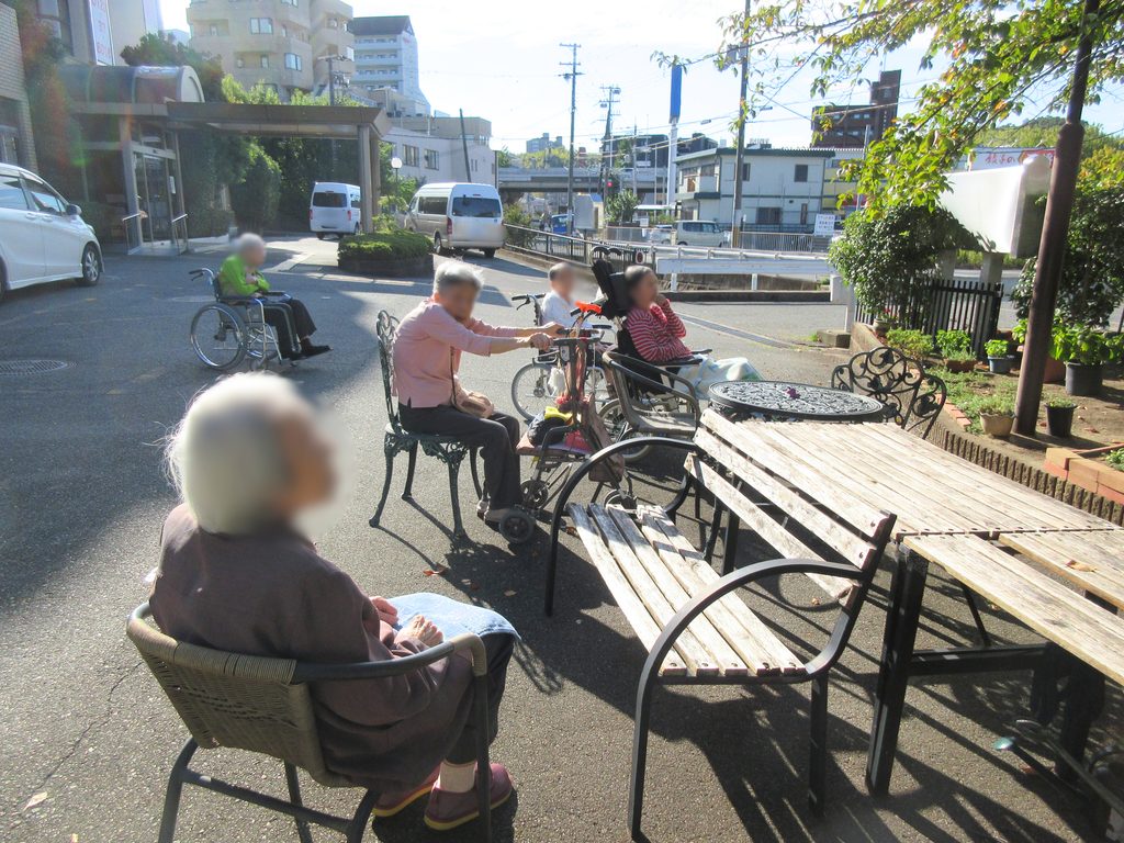 介護施設で外気浴　大阪　吹田　老人ホーム　カルム桃山台　202610-2