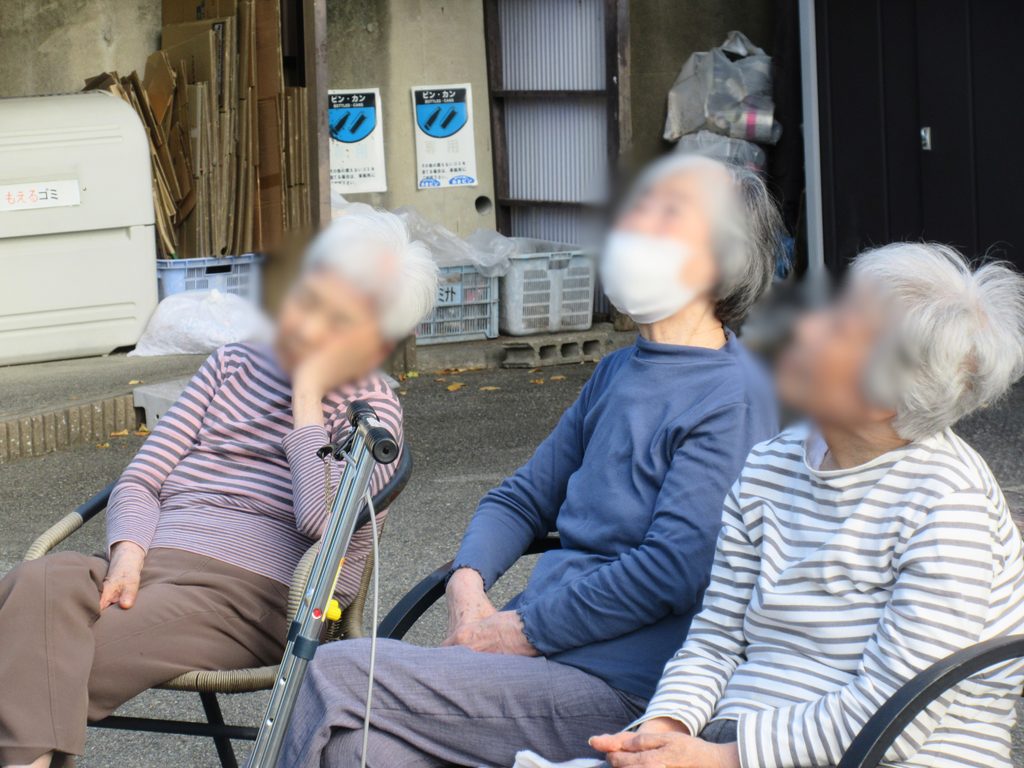 介護施設で外気浴　大阪　吹田　老人ホーム　カルム桃山台　202610-1
