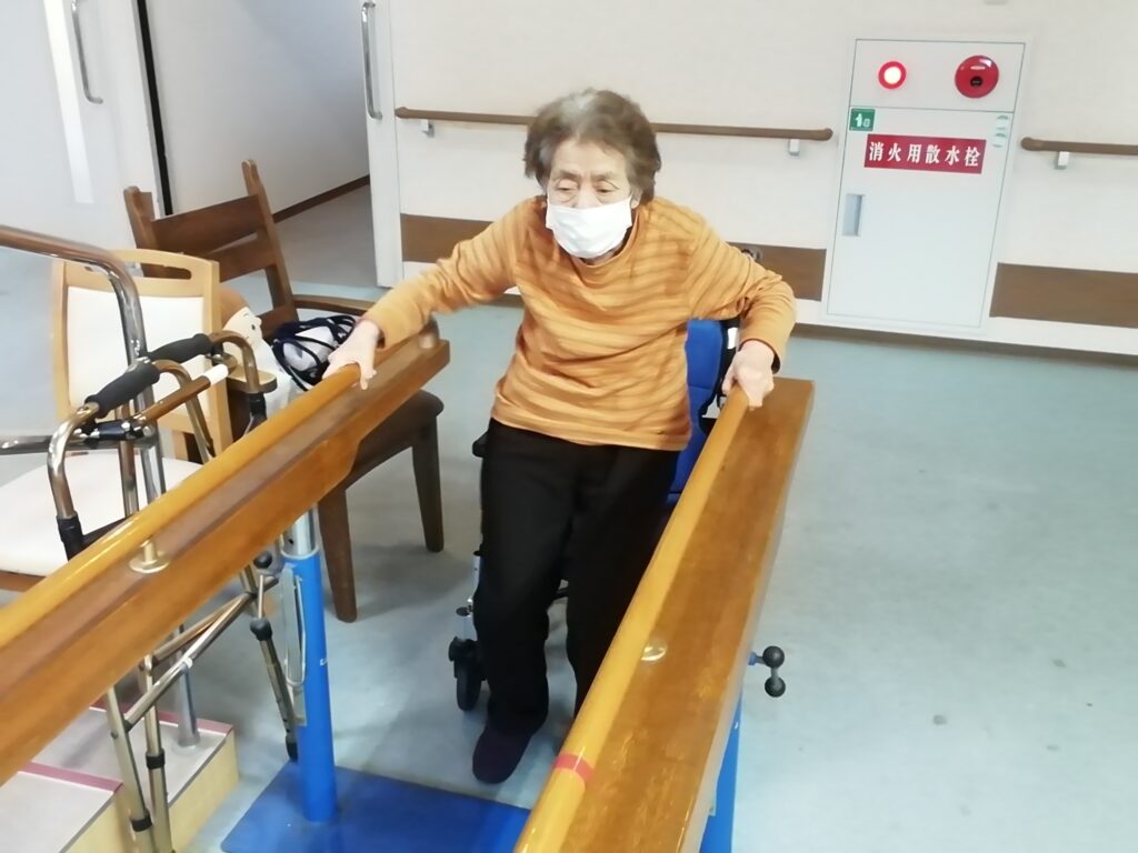 レクリエーション 高齢者 介護施設 老人ホーム 介護士 認知症予防 QOL向上 カルム介護施設 202506-1